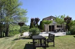 Casale in pietra con piscina nelle marche