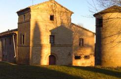 Il complesso di casolari Torre Amena vicino Montecassiano (MC)