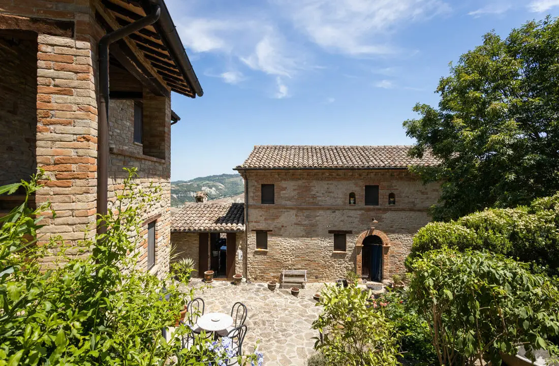 Casali in pietra nelle Marche