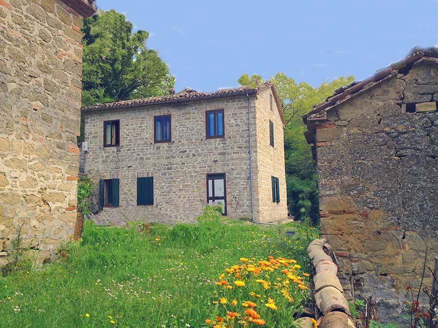 casale in vendita con vista sui monti sibillini