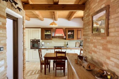 Casa-marche-country-filottrano-kitchen