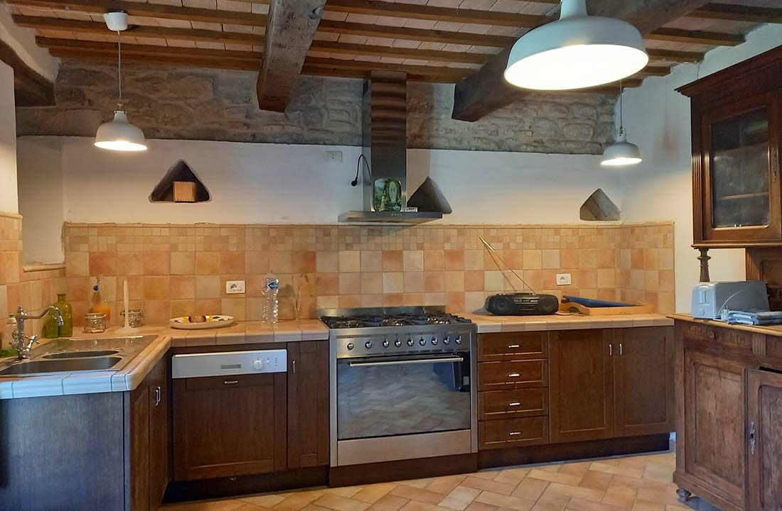 Casale-Cingoli-kitchen