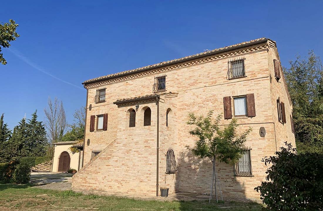 Loro-Piceno-farmhouse