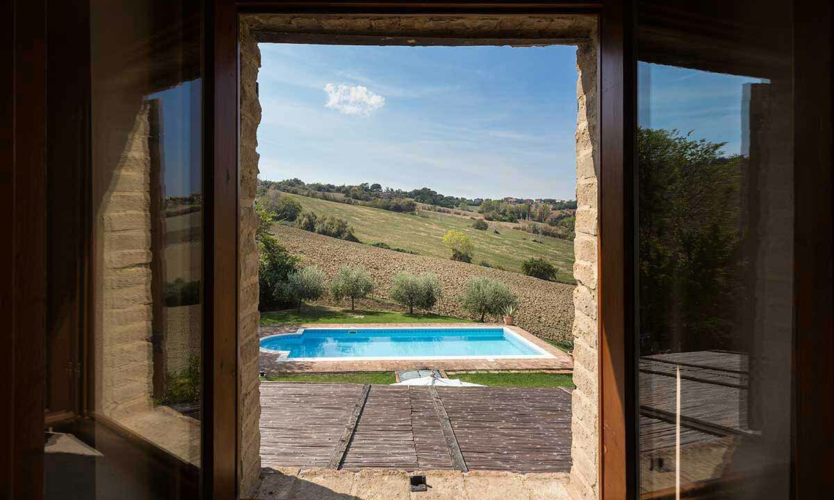 Case con piscina nella campagna di Pesaro Urbino