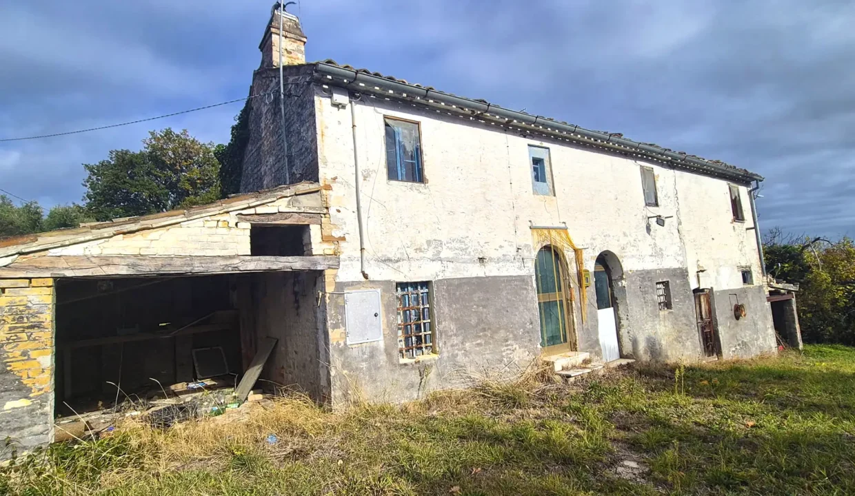 casolari da ristrutturare