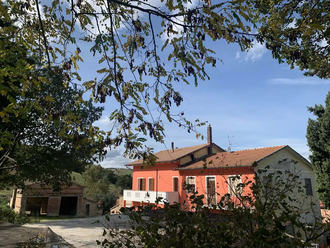 Casale La Marcabella: un panorama straordinarioTra le colline che si estendono tra Cingoli e Filottrano, La Marcabella rappresenta un perfetto equilibrio tra fascino rurale e comfort contemporaneo. La vista si apre ampia sui Monti Sibillini e sui Monti della Laga, regalando ogni giorno un panorama che cambia con le stagioni, sempre suggestivo e silenziosamente potente. Il casale, in pietra locale, è circondato da un ampio giardino recintato dove si trovano una piscina con isola e una piccola vigna curata con passione dai proprietari. Gli spazi interni raccontano la tradizione marchigiana delle grandi case coloniche: ambienti generosi, portici affacciati sul verde, camini e cucine ampie pensate per accogliere. Intorno, una frazione ben servita rende questa proprietà non solo affascinante ma anche comoda da vivere ogni giorno, con farmacia, alimentari, ristorazione e servizi essenziali tutti a portata di mano. Un luogo dove la qualità della vita incontra la bellezza autentica della campagna marchigiana. Casale Marcabella, nella campagna tra Cingoli e Filottrano Podere Querciabella: fascino storico nel cuore di Cingoli Sulle alture di Cingoli, a circa 450 metri sul livello del mare, si estende un podere di rara ampiezza e potenzialità: ben 9 ettari di terreno, completamente esposti al sole e accarezzati dalla brezza che arriva dal mare Adriatico, visibile all’orizzonte. Una proprietà ideale per chi sogna di avviare un’attività agricola o zootecnica, oppure di trasformare il casale in un agriturismo o bed & breakfast immerso nella natura marchigiana. Il casolare principale, già abitabile, si sviluppa su due piani per un totale di circa 250 mq. Al primo piano si trovano due appartamenti indipendenti, mentre il piano terra ospita spazi agricoli che, grazie all’altezza dei soffitti e alle grandi aperture, possono essere facilmente riconvertiti in ambienti residenziali. La soffitta, anch’essa molto ampia, offre ulteriori possibilità di ampliamento. Completano Podere Querciabella due annessi agricoli: un deposito di 300 mq e una stalla in cemento armato da 200 mq, costruita negli anni ’90, adatta all’allevamento di bovini e ovini o ad altre funzioni legate all’azienda agricola. L'intera tenuta si presta perfettamente a coltivazioni di olivi, viti e seminativi, offrendo uno spazio autentico, produttivo e immerso nel verde. Casale della Palomba Incatenata: storia, campagna e vista panoramica