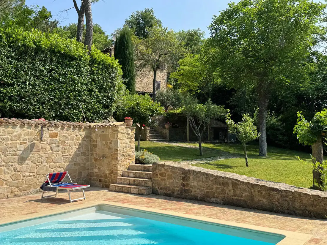 La piscina di Casale Belsole a Treia