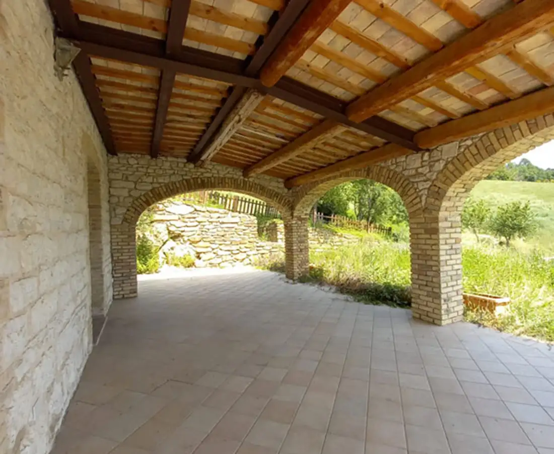 Casale Trebbia con porticato