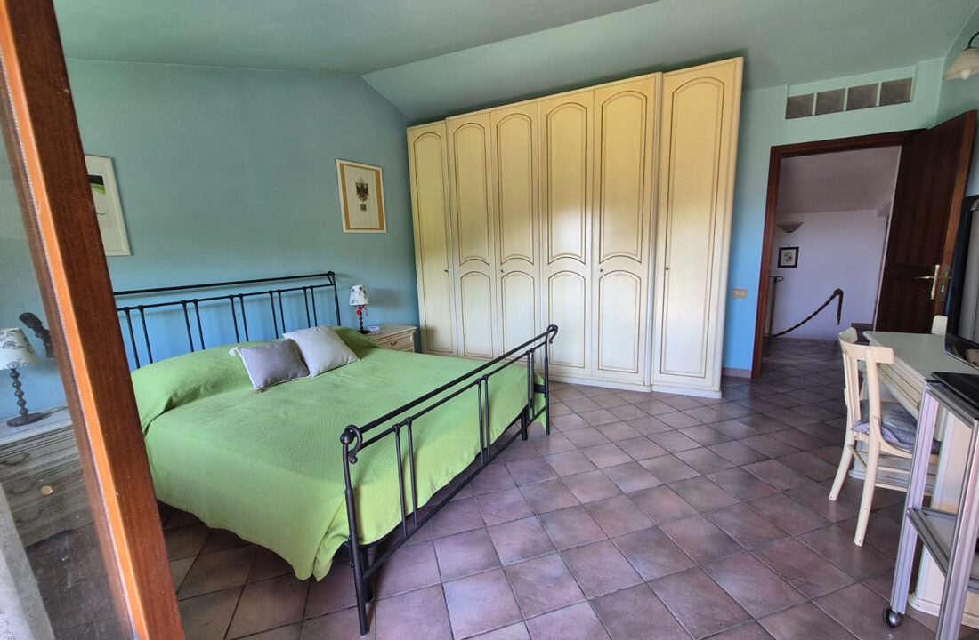 Camera-da-letto-con-armadio-Murazzano