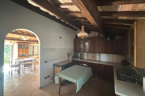 Casa-senza-fondamenta-sedici