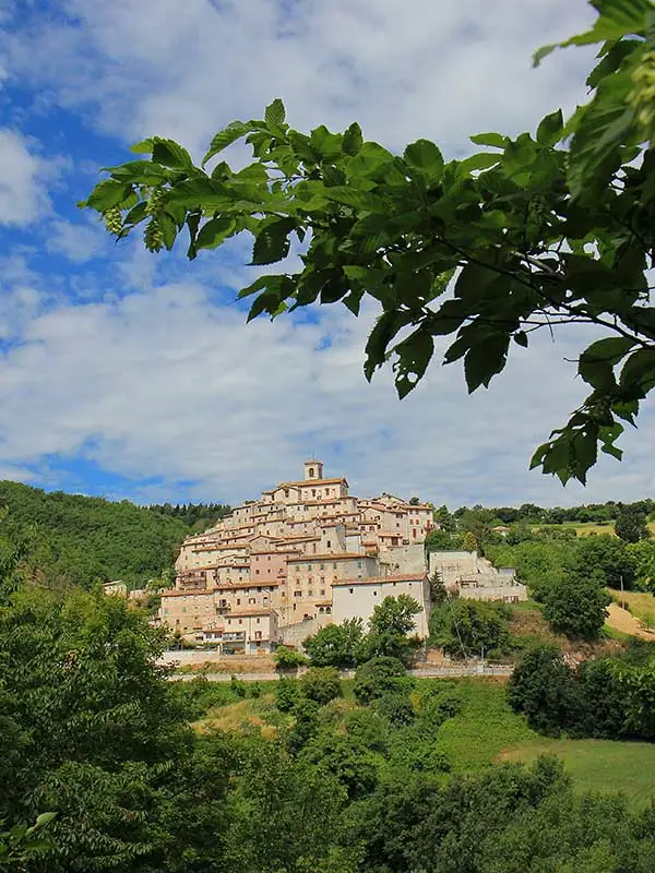 Borgo storico nella campagna marchigiana