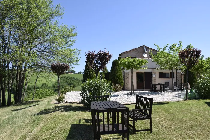 Casale in pietra con piscina nelle marche