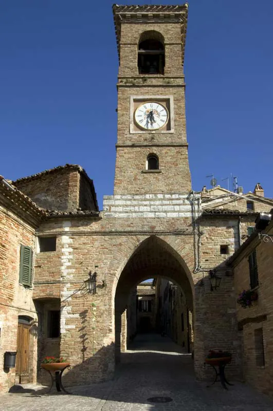 borgo medievale sulle colline di Arcevia