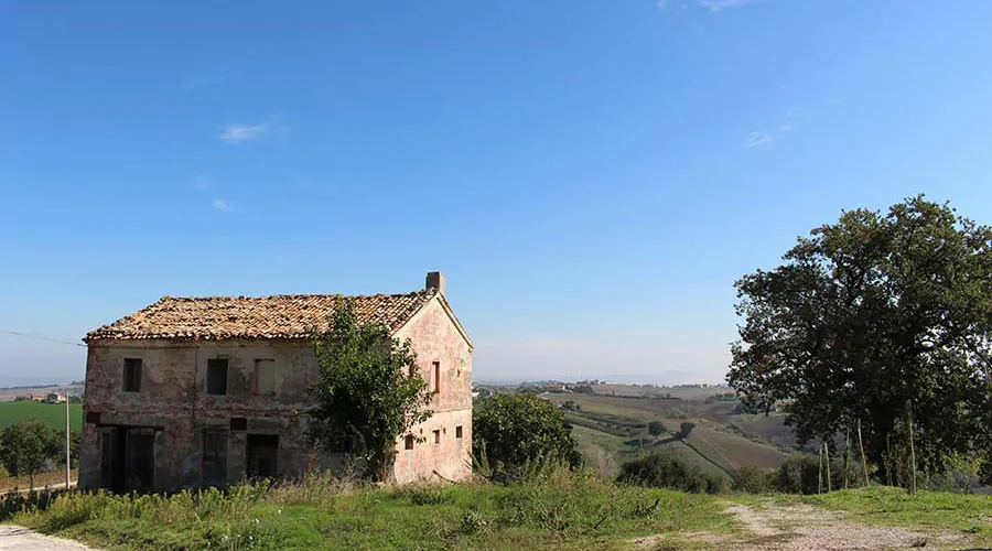 Casale Vignabella da restaurare, nella campagna di Staffolo