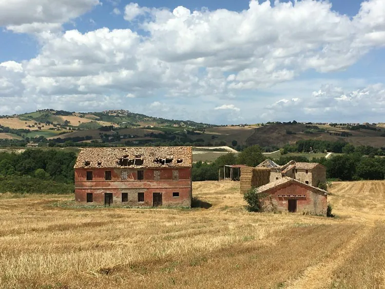 Borgo Nuovo, gruppo di antichi casolari da restaurare vicino Cingoli