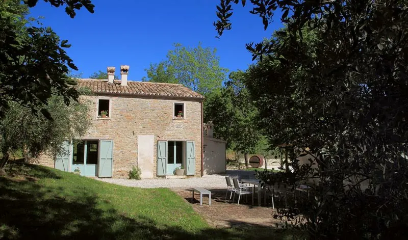 Casale in pietra sui colli di Apiro (MC)