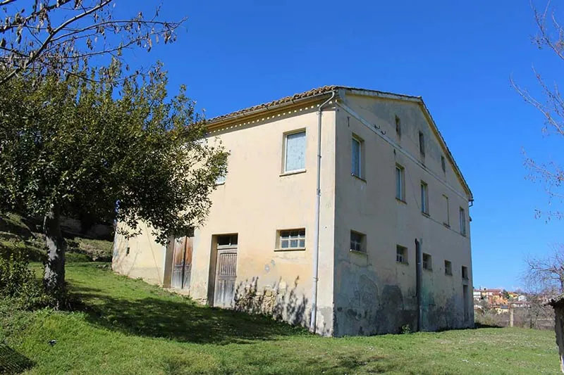 Casale con podere a Cingoli