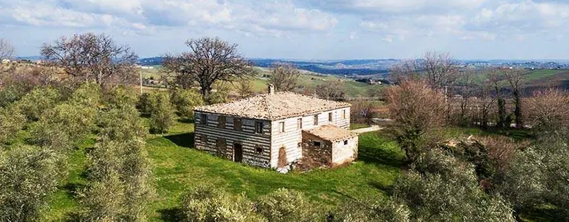 steinbauernhäuser in der Region Marken