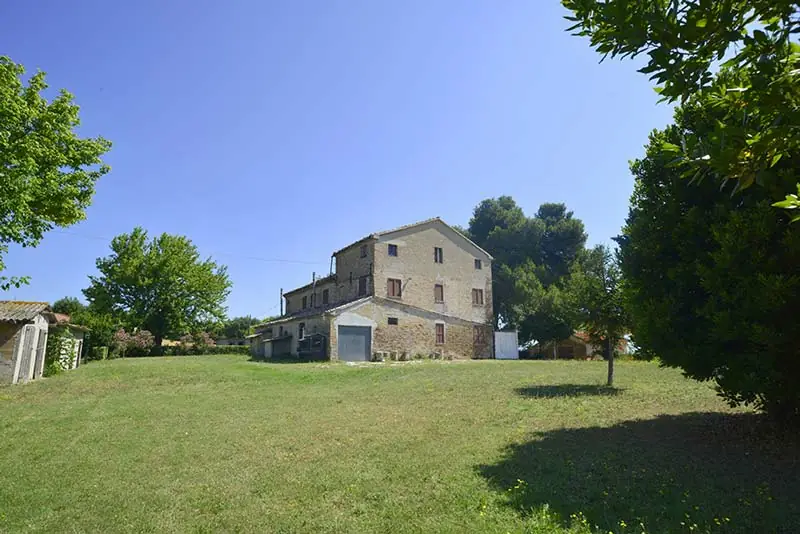 Casale con terreno a Senigallia