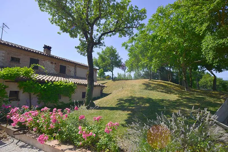 casale con giardino a sassoferrato