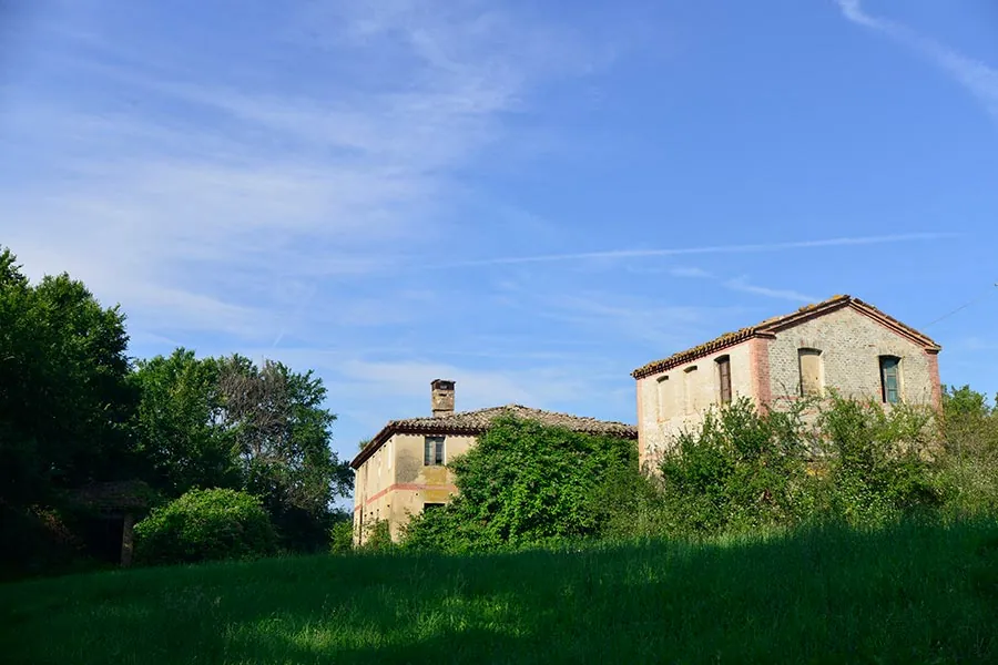 Casale Vignabianca nella campagna di Arcevia