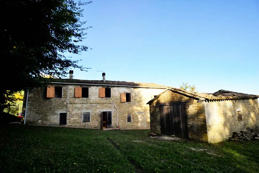 casale in pietra da ristruttura con terreno a cupramontana