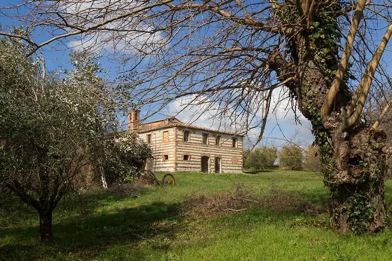 Casale del Castello di Loretello nella campagna di Arcevia