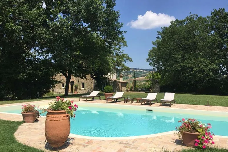 Monastero ristrutturato con piscina ad Apiro
