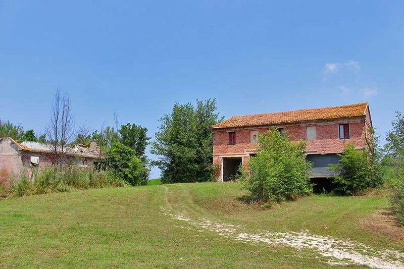 Casale Granodoro nella campagna di Ostra