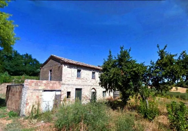 Casale vista mare da restaurare a Saltara vicino Fano