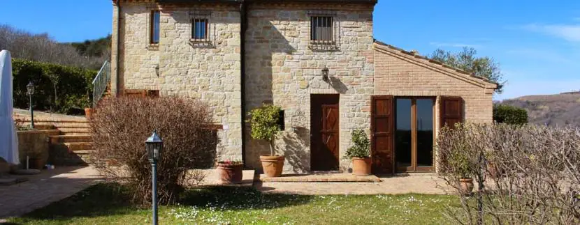 casale-marche-tetto