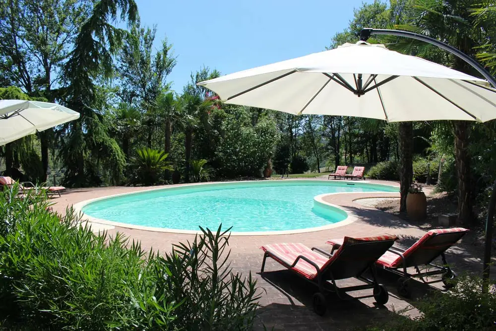 treia-piscina-sfondo