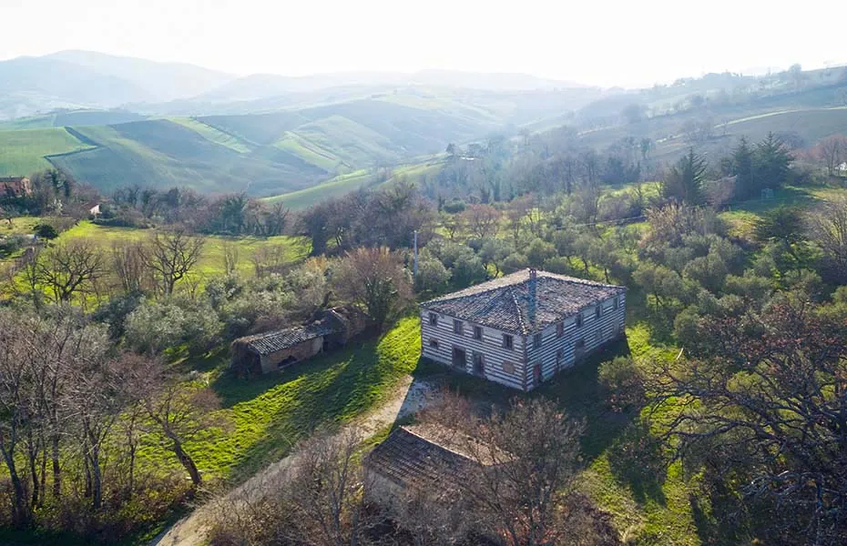 Houses to restore in the region Marche