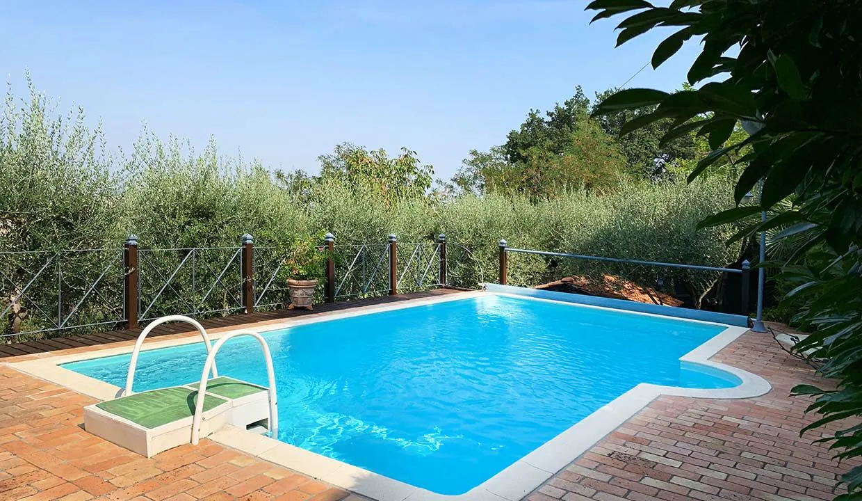 casale-roveresco-swimming-pool
