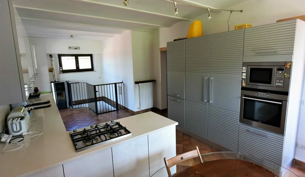 casale-fermo-cucina-due
