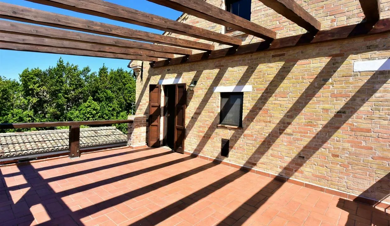 casale-fermo-terrazza-esterna