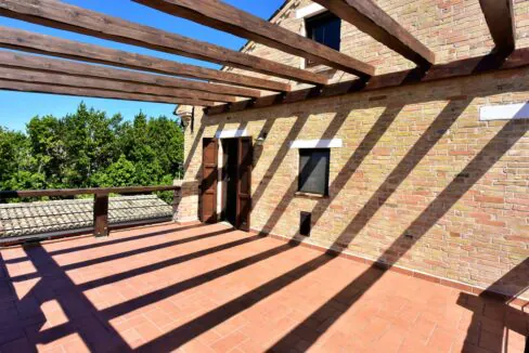 casale-fermo-terrazza-esterna