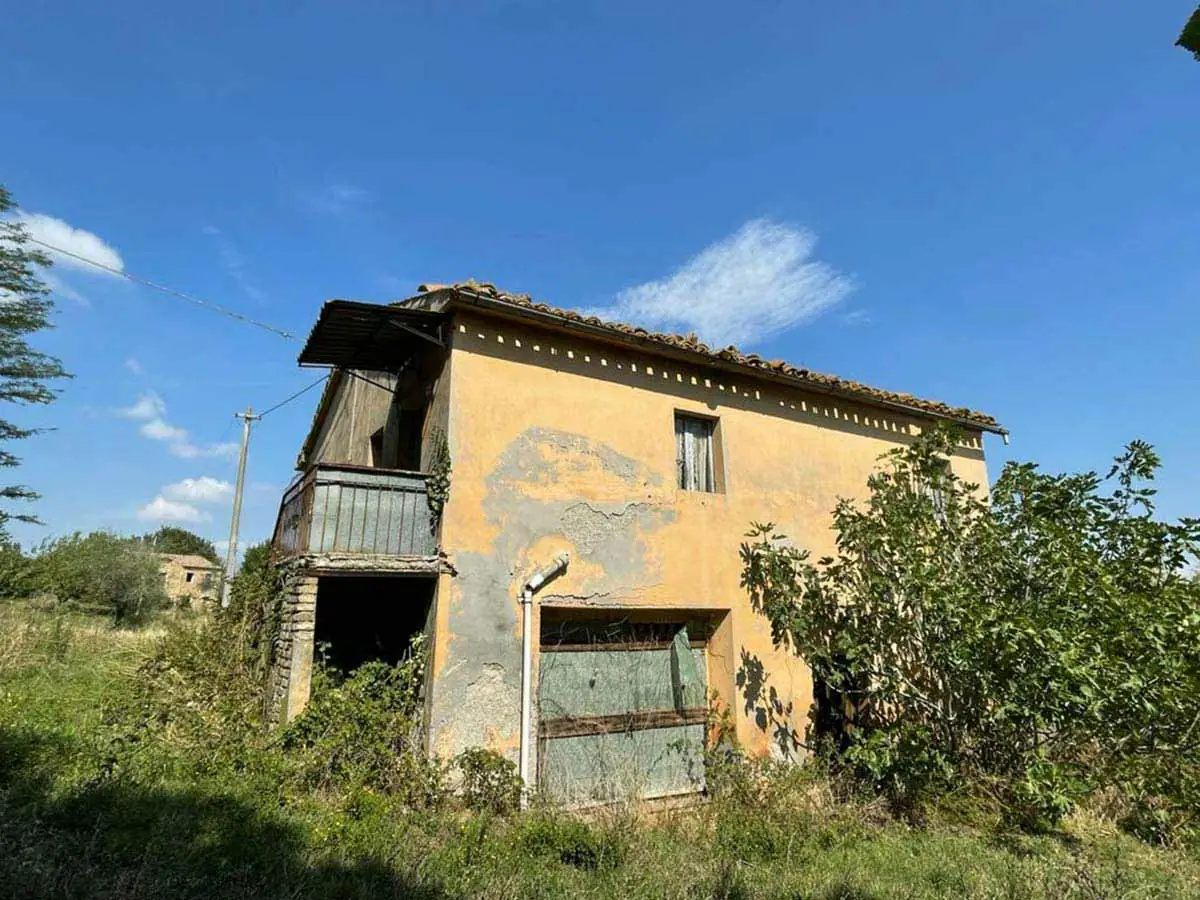 La casa in collina, casale da ristrutturare a Staffolo