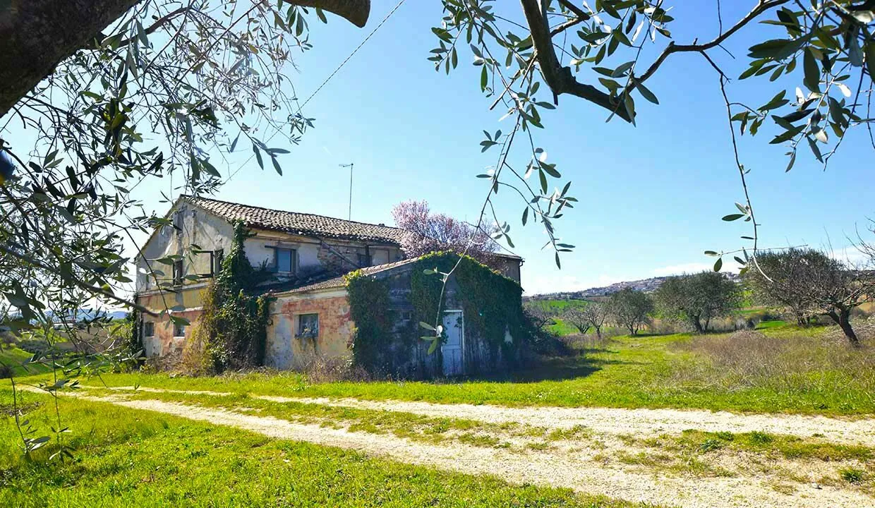 tre casali da ristrutturare sui colli di Macerata