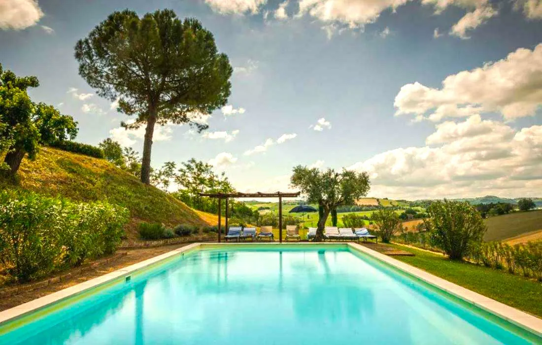 Casolari con piscina in provincia di Macerata