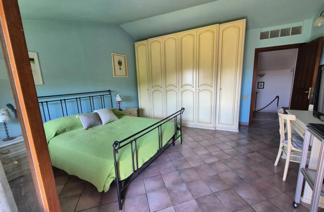 Camera-da-letto-con-armadio-Murazzano
