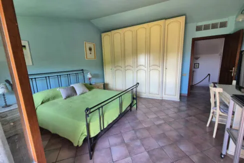 Camera-da-letto-con-armadio-Murazzano