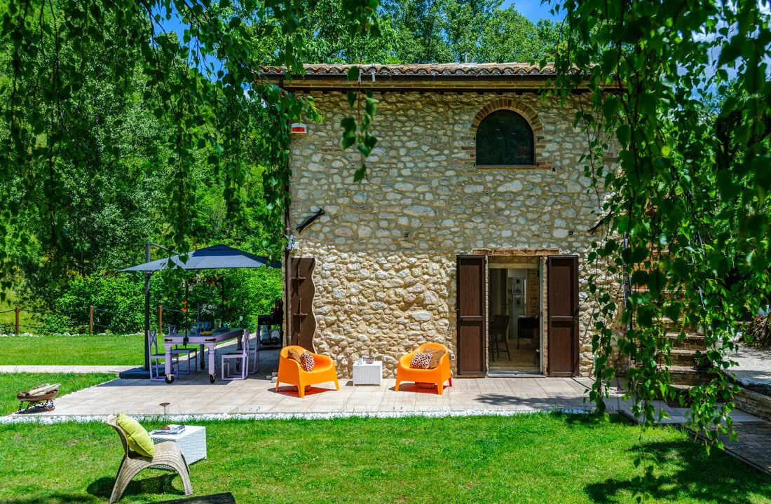 Casali in pietra nelle Marche